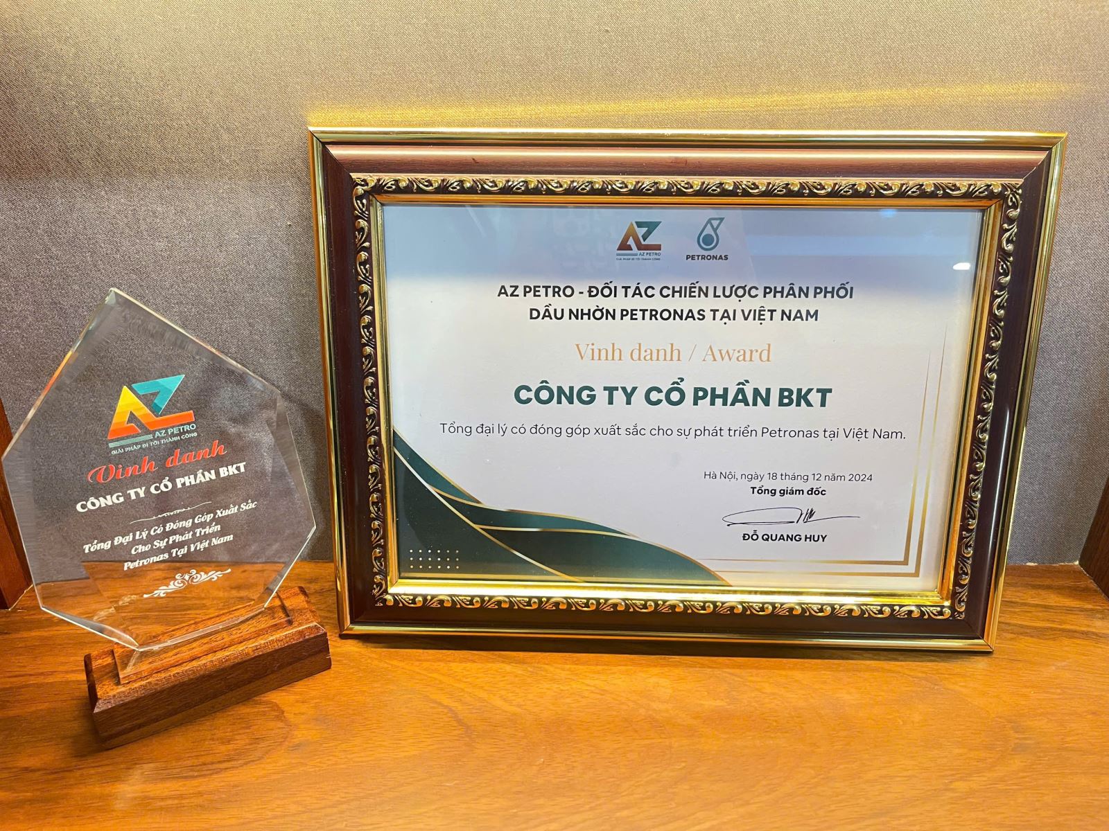 Cúp và giấy chứng nhận đóng góp của công ty cổ phần BKT